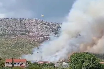 Opet buknuo požar, gusti dim izvio se nad Kaštelima: 'Kuće su obranjene'