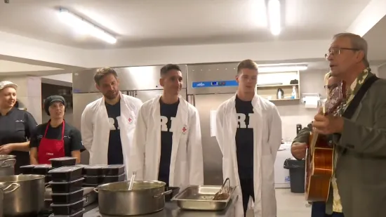 Igrači i trener Rijeke kuhali za sugrađane u potrebi: 'Malo staneš pa se zapitaš o svemu'