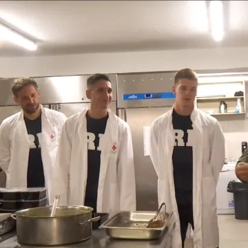 Igrači i trener Rijeke kuhali za sugrađane u potrebi: 'Malo staneš pa se zapitaš o svemu'