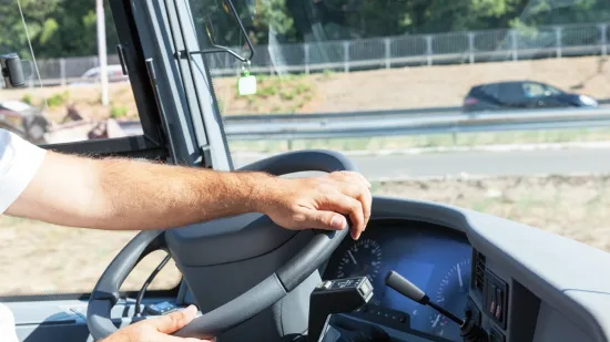 Pijan je ukrao autobus te zbunjenog putnika povezao prema centru grada, putem je pokupio još jednog