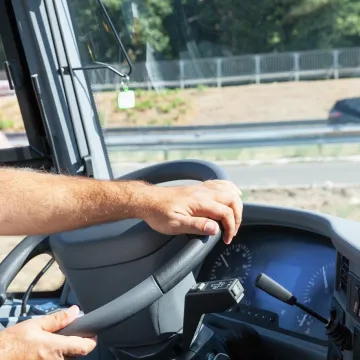 Pijan je ukrao autobus te zbunjenog putnika povezao prema centru grada, putem je pokupio još jednog