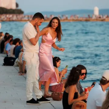 Svi su okretali glavu: Tajanstvena dama u rozoj haljini osvojila sve prolaznike u Zadru