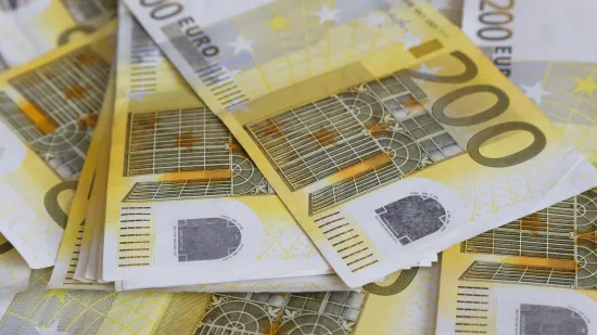 Muškarac bacio 71.000 eura kroz prozor! Mislio je da će tako spasiti svoju kćer