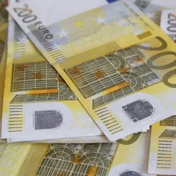 Muškarac bacio 71.000 eura kroz prozor! Mislio je da će tako spasiti svoju kćer