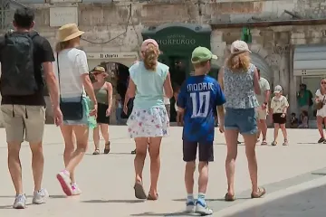 Psi smiju, a djeca ne? Oglas iz Vodica podigao buru, provjerili smo što kažu zakoni