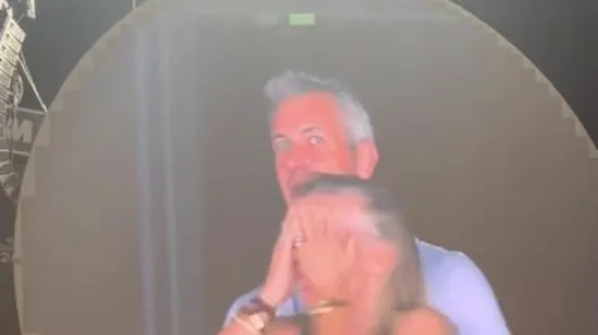 Oženjeni direktor poznate tvrtke uhvaćen sa ljubavnicom (inače udana) na koncertu Coldplaya