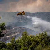 Veliki požar u Kaštel Sućurcu još nije ugašen, vatrogasci ostaju dežurati cijelu noć