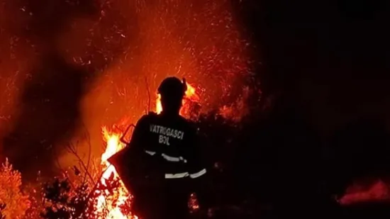 Izbio požar na Zlatnom ratu na Braču: Stigao i kanader