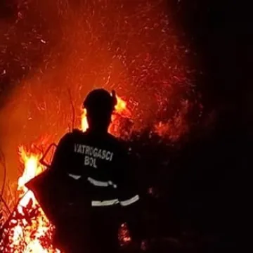 Izbio požar na Zlatnom ratu na Braču: Stigao i kanader