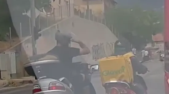 Pogledajte što je vozač na skuteru, bez povoda, napravio dostavljaču: 'Bahat koji misli da je Bogom dan'