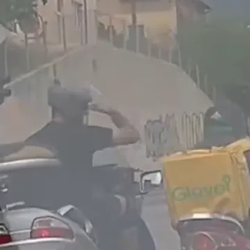 Pogledajte što je vozač na skuteru, bez povoda, napravio dostavljaču: 'Bahat koji misli da je Bogom dan'