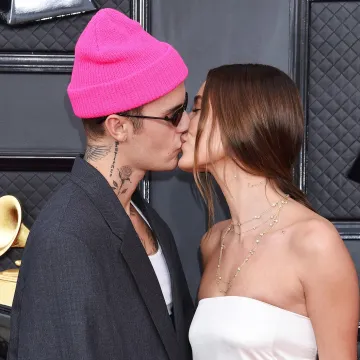 Julia Roberts, Justin Bieber, Anne Hathaway.... Slavni koji su završili u vezi s vlastitim obožavateljima