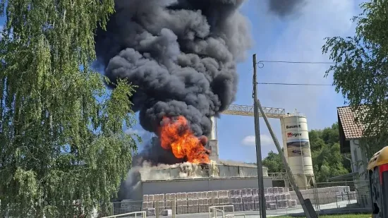 Veliki požar u tvornici kraj Daruvara, svi vatrogasci na terenu