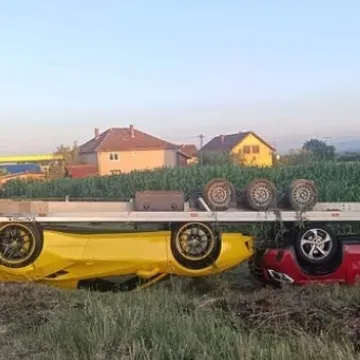 Ferrari i Mercedes završili na krovu: Čovjek se hvatao za glavu...