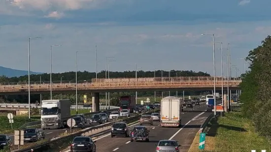 Gužve prema moru, pred Krkom kolona 4 kilometra: HAK objavio poruku vozačima