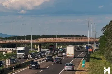 Gužve prema moru, pred Krkom kolona 4 kilometra: HAK objavio poruku vozačima