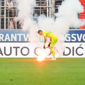 Je li ovo prijateljska utakmica? Igrači Hajduka u Linzu doživjeli skandiranje i baklje