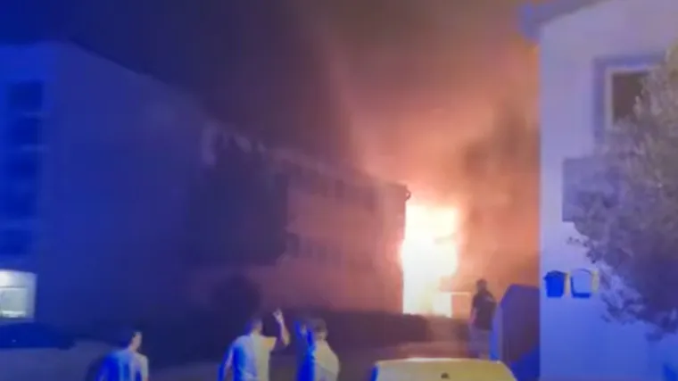Gori skladište u Zadru: U borbi s buktinjom ozlijeđen vatrogasac