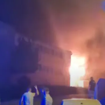 Gori skladište u Zadru: U borbi s buktinjom ozlijeđen vatrogasac