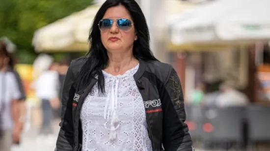 Fatalna bajkerica u mrežastim čarapama i visokim petama pokorila špicu