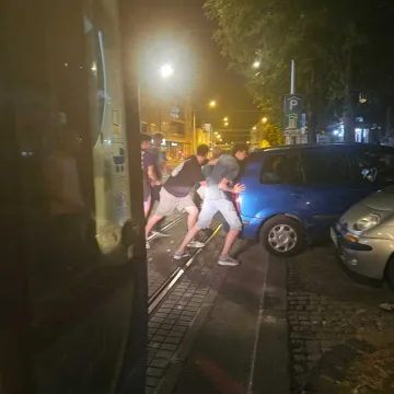 Izlazak koji se zamalo nije dogodio! Nekom 'genijalcu' auto 'pobjegao', ali onda se pojavila grupa mladića