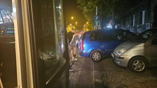 Izlazak koji se zamalo nije dogodio! Nekom 'genijalcu' auto 'pobjegao', ali onda se pojavila grupa mladića