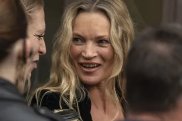 Vraća li se porocima? Fanovi zabrinuti za Kate Moss, žari i pali kao u mlađim danima