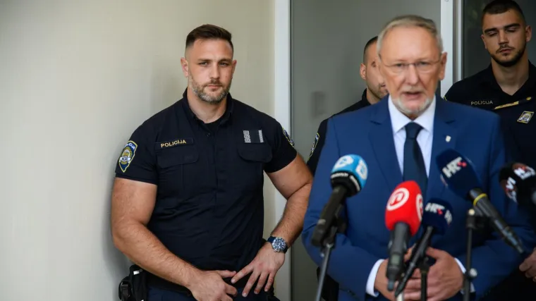 Markantni policajac osvojio žene na internetu, padaju ponude: 'Gdje ovaj gospodin kažnjava?'