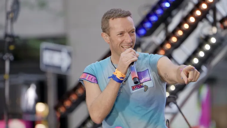 Poslije skandala Chris Martin na šaljiv način upozorio fanove da paze na kamere