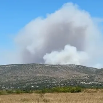 Ogroman dim nad Dalmacijom: Kanaderi i 60 vatrogasaca vode borbu s buktinjom