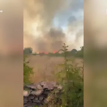 Veliki požar kod Đevrske: Pogledajte s kakvom se buktinjom bore vatrogasci