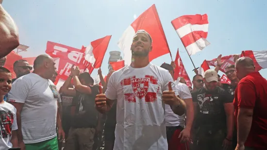 Najplaćeniji igrač u povijesti Zvezde! Stigao je u posebnoj majici, a dočekale ga Delije