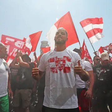 Najplaćeniji igrač u povijesti Zvezde! Stigao je u posebnoj majici, a dočekale ga Delije