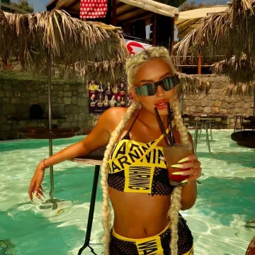 Ekstravagantna influencerica Barbi Afrika: Ona je kraljica ludih kombinacija i provokativnih izdanja
