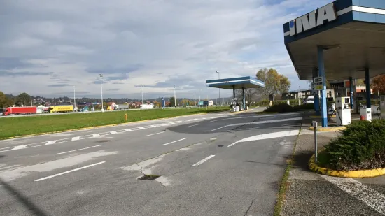 Nakon tri prsta stigle nove provokacije, trojica mladića idu u zatvor zbog naljepnica
