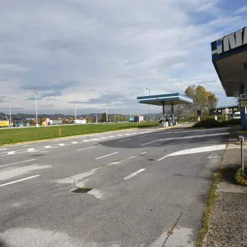 Nakon tri prsta stigle nove provokacije, trojica mladića idu u zatvor zbog naljepnica