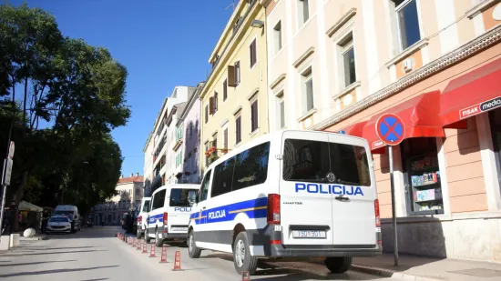 U dvorištu vrtića rastegnuli šator, alarmirana policija ali i dezinsekcijska služba
