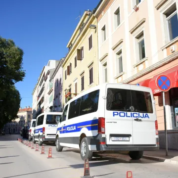 U dvorištu vrtića rastegnuli šator, alarmirana policija ali i dezinsekcijska služba