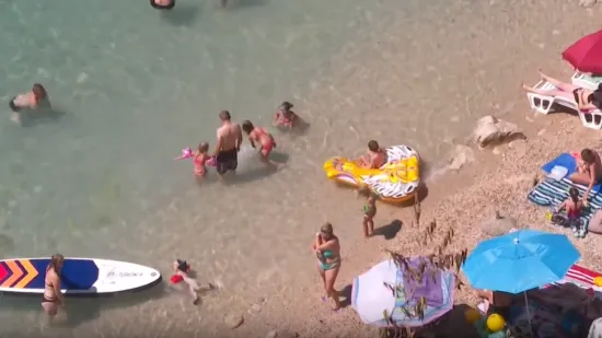 Toples u Omišu izazvao buru: Pravo na izbor ili čisti egzibicionizam?