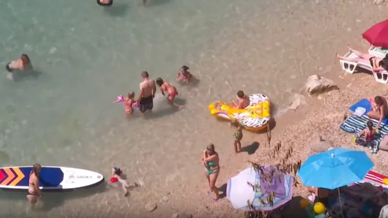 Toples u Omišu izazvao buru: Pravo na izbor ili čisti ekshibicionizam?