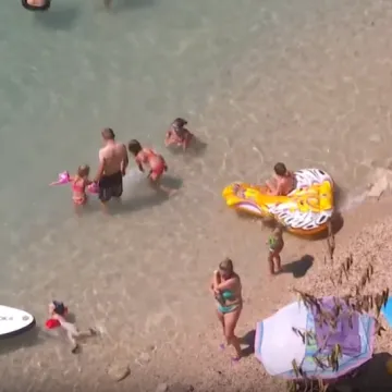 Toples u Omišu izazvao buru: Pravo na izbor ili čisti egzibicionizam?