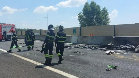 Mikrolaki avion pao na autocestu: Ima mrtvih, ljudi u automobilima prolazili kroz plamen
