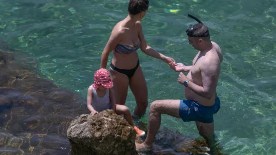 Odvela djecu na plažu, a njezin potez pokrenuo raspravu: 'Mislim da ta tepsija može pričekati'