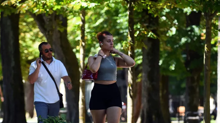 Djevojka u vrućim hlačicama odaje dojam zločeste djevojke: Izdao ju detalj na pupku