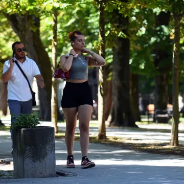 Djevojka u vrućim hlačicama odaje dojam zločeste djevojke: Izdao ju detalj na pupku
