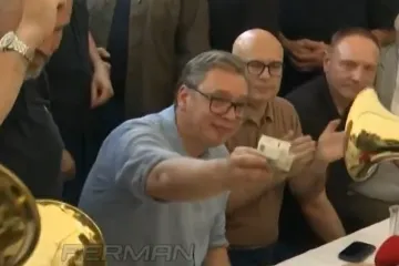 Vučić ludovao uz četničku pjesmu i častio trubače: Pazite koliko im je novca dao