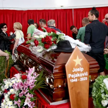 Brojni se oprostili od Josipa Pejakovića na sprovodu u Sarajevu: Među njima i Hanka Paldum