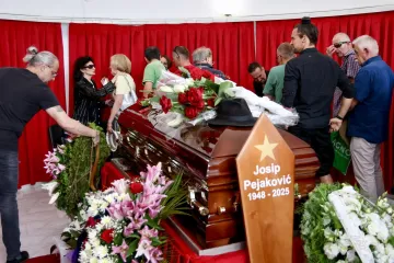 Brojni se oprostili od Josipa Pejakovića na sprovodu u Sarajevu: Među njima i Hanka Paldum