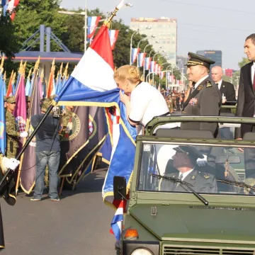 Zašto Milanović kao Tuđman i Kolinda Grabar Kitarović neće u otvoreni džip?