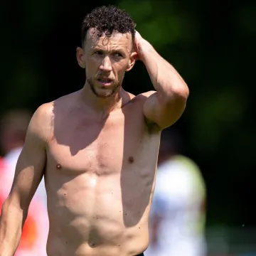 Perišić pokazao trbušnjake i isklesano tijelo, a jednim potezom je oduševio sina srpske legende